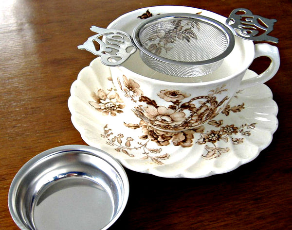 http://www.antiquesandteacups.com/cdn/shop/files/1-tea-strainer-and-cup-teapot-handles-a_2d914220-1699-47e3-a521-a199be811e8c_grande.jpg?v=1682701475