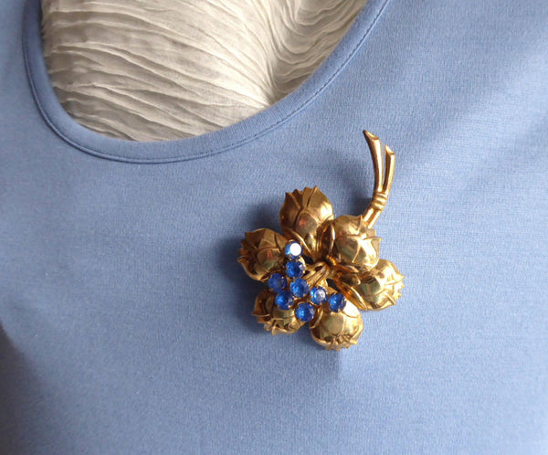 Vintage Womens hot Liuli Blue Flower Pin With Rhinestone In The Middle