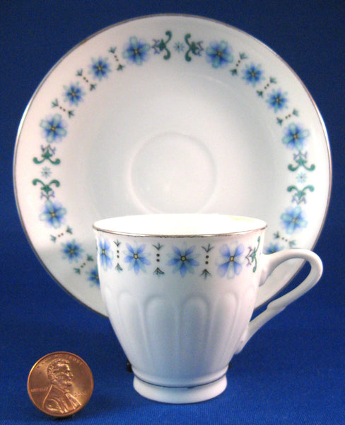 http://www.antiquesandteacups.com/cdn/shop/products/1950s-retro-blueandwhite-floral-teacup-a_grande.jpg?v=1500511985