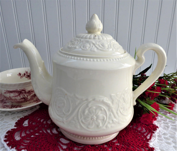 Teapot Wedgwood Embossed Patrician Floral Creamware 1969 4-6 cups –  Antiques And Teacups