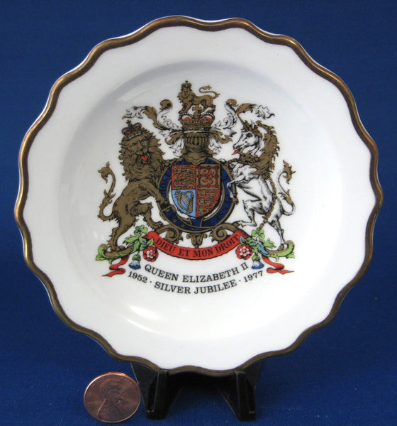 1977 Silver Jubilee Queen Elizabeth II Large Plate London Blue