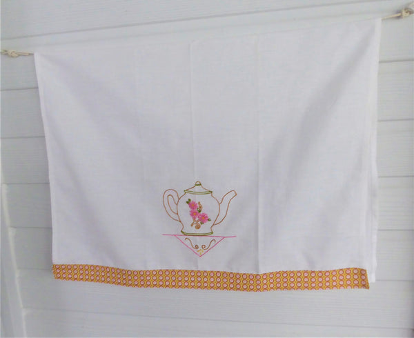 http://www.antiquesandteacups.com/cdn/shop/products/1990s-tea-towel-embroidered-teapot-dish-towel-c_5c92efea-81ba-478b-bf43-0d08756a4f4b_grande.jpg?v=1601742600