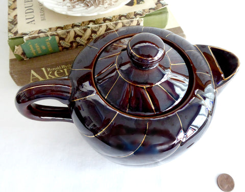 https://www.antiquesandteacups.com/cdn/shop/products/1970s-Roberts-treacle-brown-betty-teapot-d_large.JPG?v=1679085739