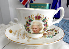 World¿s smallest bone china tea set to mark Queen's Diamond Jubilee